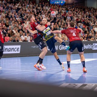 Lukas Sandell im Angriff.