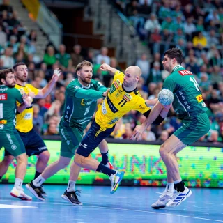 Lukas Sandell wirft auf das Tor.