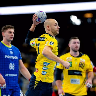 Lukas Sandell im Wurf auf das Tor.