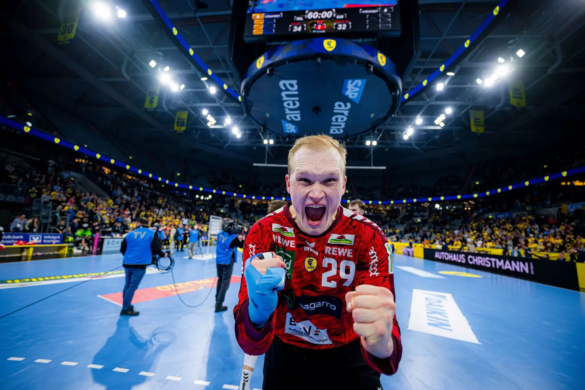 David Späth jubelt nach dem Spiel in die Kamera.