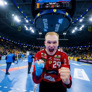 David Späth jubelt nach dem Spiel in die Kamera.