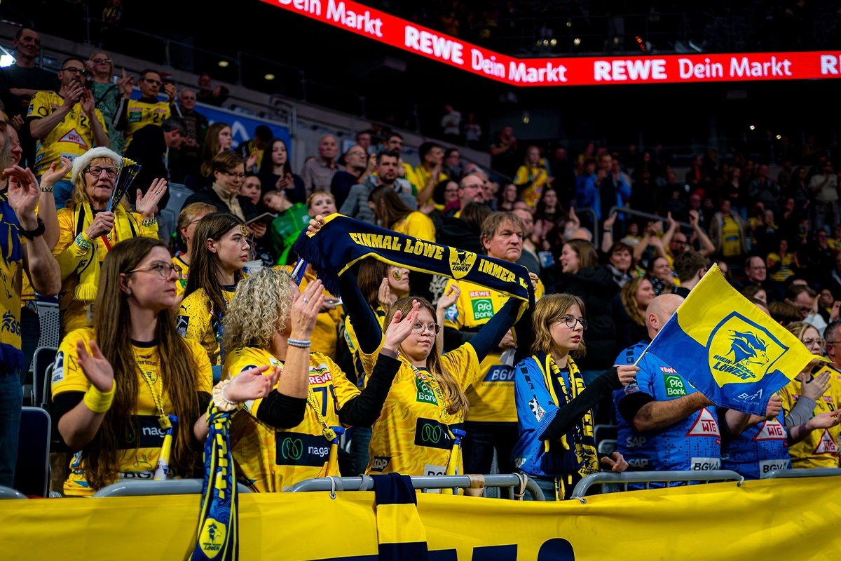 Löwenfans warten auf den Spielbeginn des Heimspiels