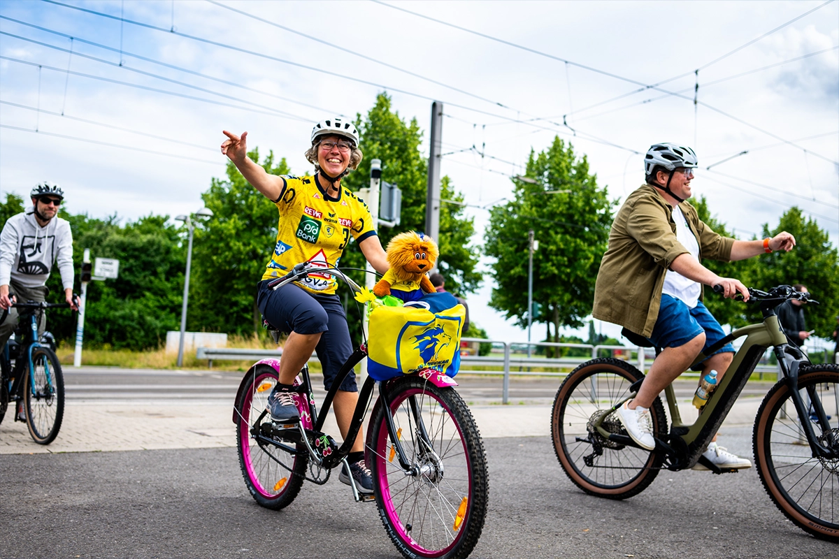 Löwen-Fans reisen mit dem Fahrrad zum Heimspiel an.