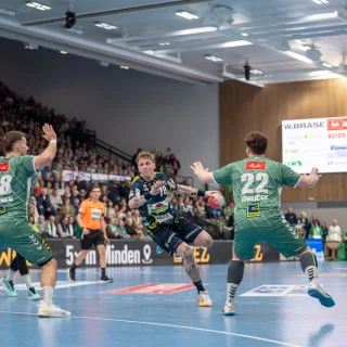 Edwin Aspenbäck beim Ballwurf im Auswärtsspiel gegen Minden.