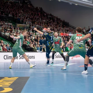 Dani Baijens beim Ballwurf im Auswärtsspiel gegen Minden.