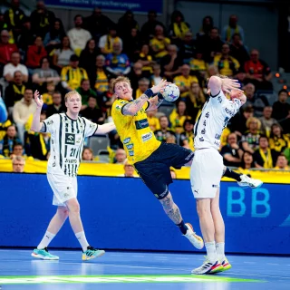 Edwin Aspenbäck beim Torwurf im Heimspiel gegen Kiel.