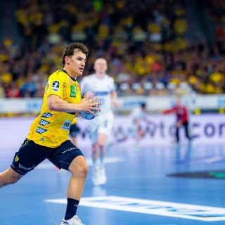 Gino Steenaerts beim laufen mit dem Handball im Heimspiel gegen Lemgo Lippe.