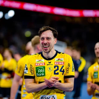 Patrick Groetzki beim Klatschen im Heimspiel gegen Lemgo Lippe.