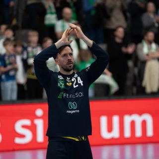 Patrick Groetzki beim klatschen im Auswärtsspiel gegen Minden.