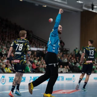 Mike Jensen beim jubeln im Auswärtsspiel gegen Minden.