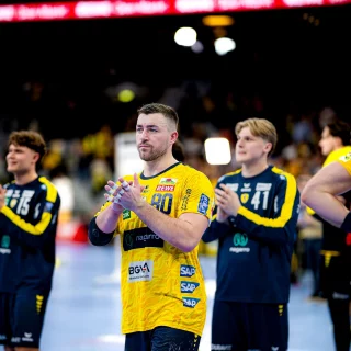 Jannik Kohlbacher beim klatschen zu den Fans im Heimspiel gegen Kiel.