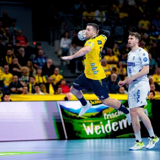 Jannik Kohlbacher beim Sprungwurf im Heimspiel gegen Lemgo Lippe.