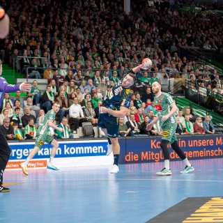 Jannik Kohlbacher beim Wurf im Auswärtsspiel gegen Minden.