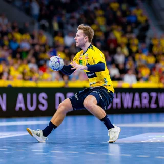 Mathias Larson mit dem Handball beim Heimspiel gegen Lemgo Lippe.