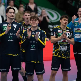 Robert Timmermeiste und David Móré beim klatschen im Auswärtsspiel gegen Minden.