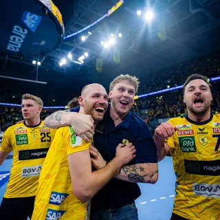 Lukas Sandell und Edwin Aspenbäck beim feiern im Heimspiel gegen Lemgo Lippe.