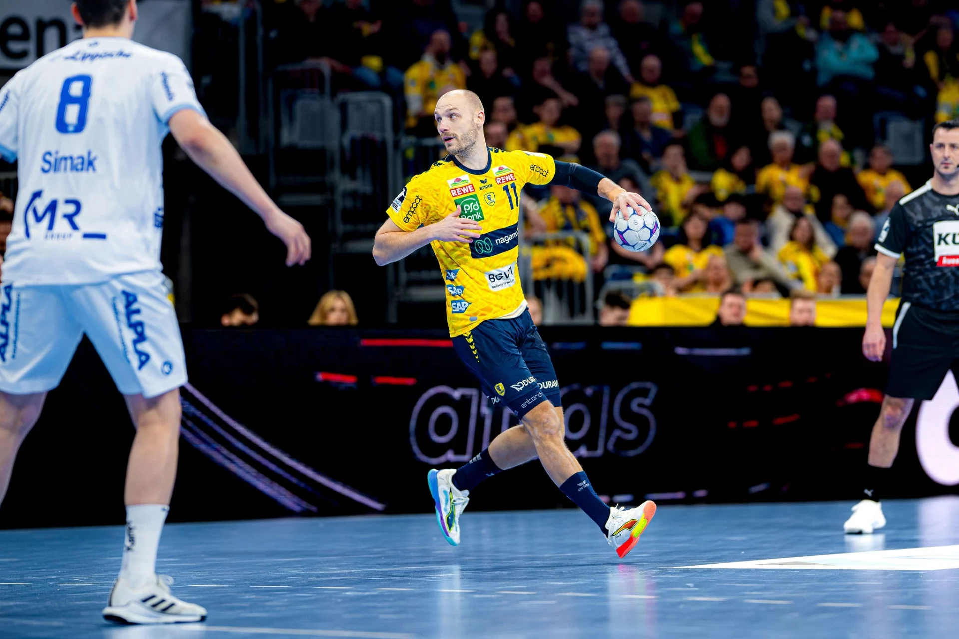 Lukas Sandell mit Ball beim Heimspiel gegen Lemgo Lippe.