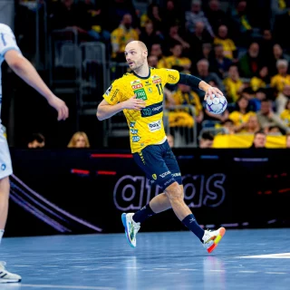 Lukas Sandell mit Ball beim Heimspiel gegen Lemgo Lippe.