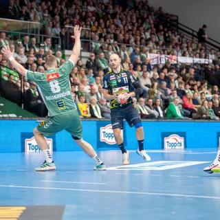 Lukas Sandell beim Ballwurf im Auswärtsspiel gegen Minden.