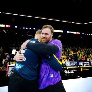 David Späth und Andy Wolff umarmen sich beim Heimspiel gegen Kiel.