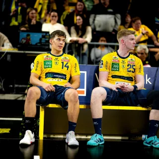 Gino Steenaerts und Haukur Thrastarson auf der Auswechselbank beim Heimspiel gegen Kiel.