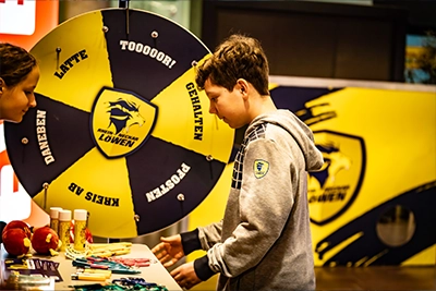 Ein Löwen-Fan am Glücksrad.