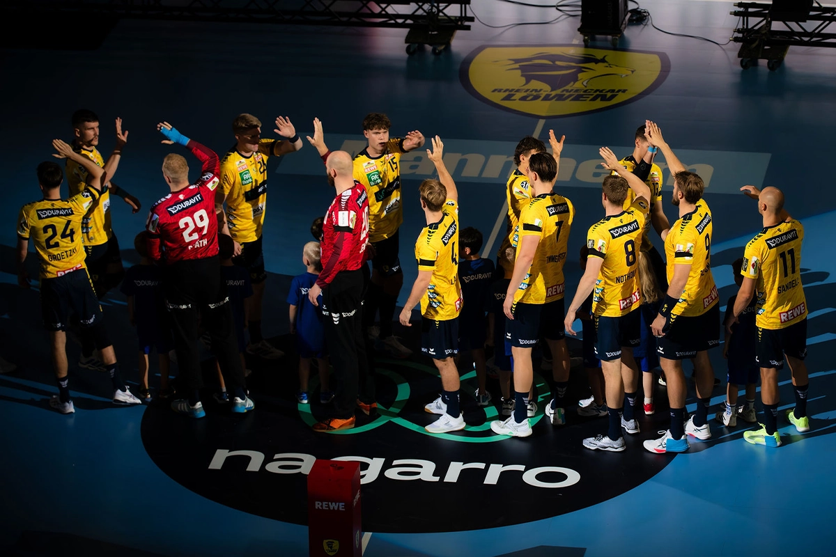 Die Rhein-Neckar Löwen klatschen sich ab.