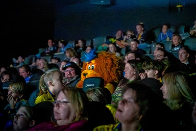 Conny unter den Kino-Besuchern.