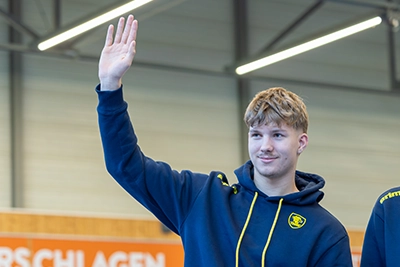 Adam J&oacute;zsa meldet sich.