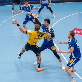 Edwin Aspenbäck mit Gegnern beim Spiel gegen Eisenach.