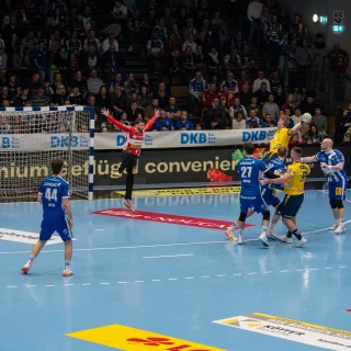 Edwin Aspenbäck beim Torwurf im Spiel gegen Eisenach.