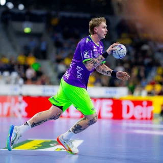 Edwin Aspenbäck beim Ball prellen im Heimspiel gegen den BHC.