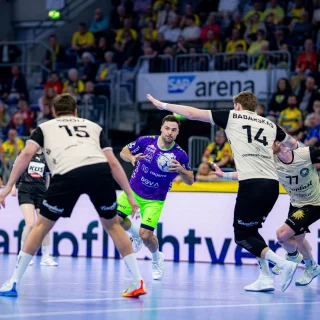 Dani Baijens zusammen mit den Gegnern beim Heimspiel gegen den BHC.