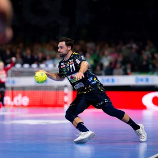 Dani Baijens beim laufen mit dem Ball im Spiel gegen Berlin.