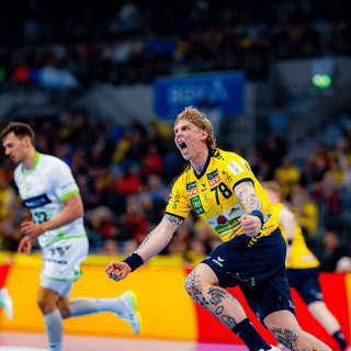 Edwin Aspenbäck beim Jubelschrei im Spiel gegen Wetzlar.
