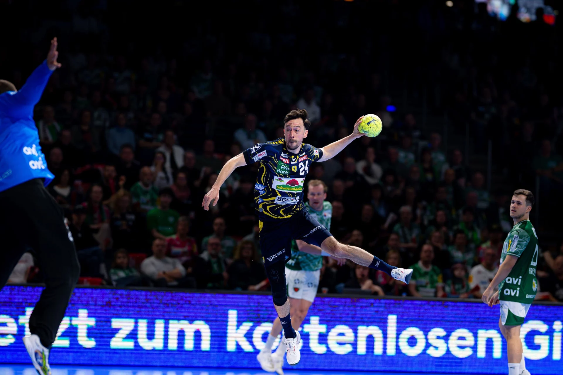 Patrick Groetzki beim Sprungwurf im Spiel gegen Berlin.