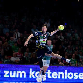 Patrick Groetzki beim Sprungwurf im Spiel gegen Berlin.