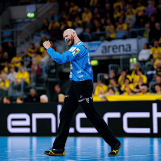 Mike Jensen beim jubeln im Spiel gegen Wetzlar.