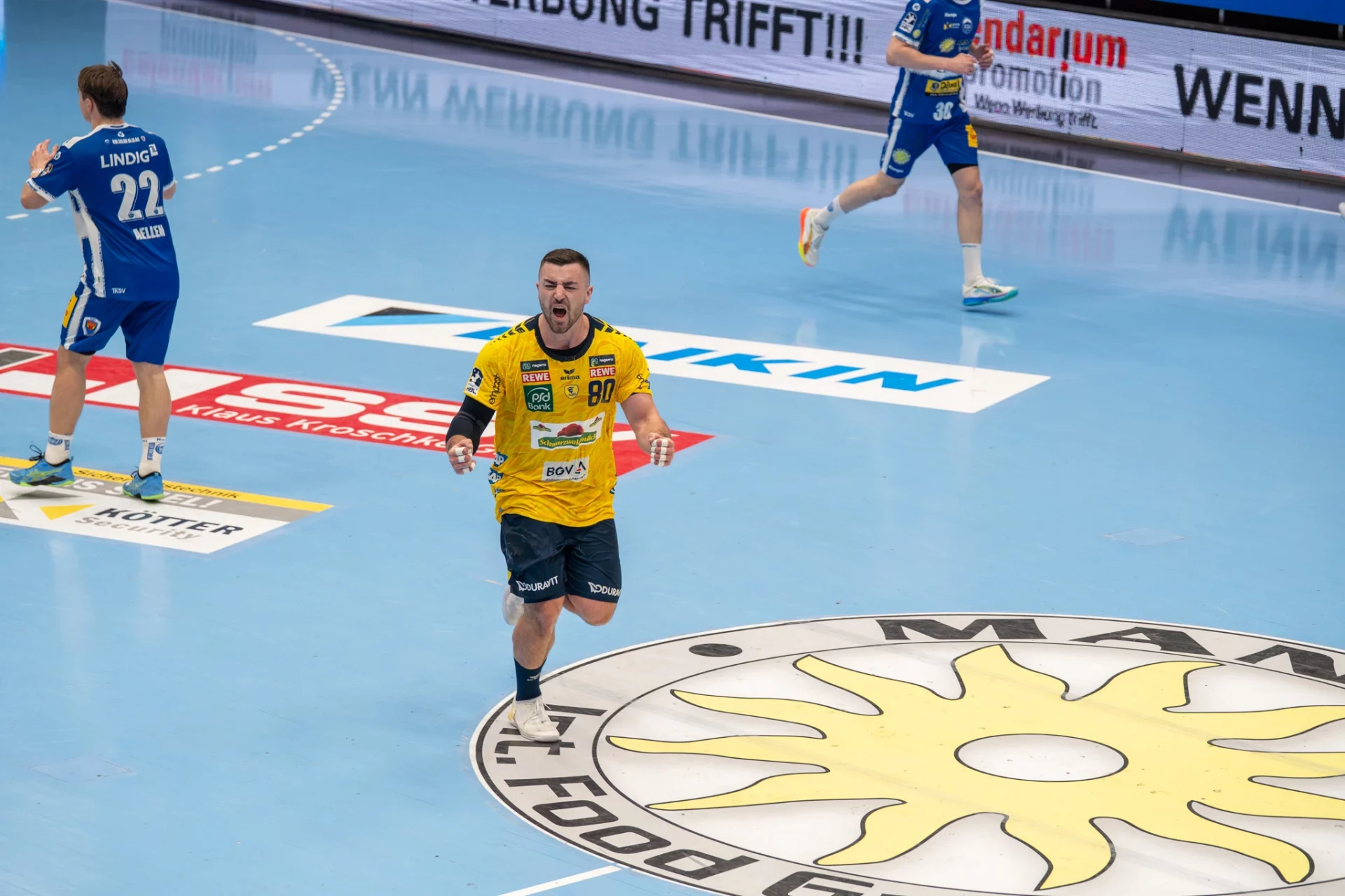 Jannik Kohlbacher beim Jubel im Spiel gegen Eisenach.