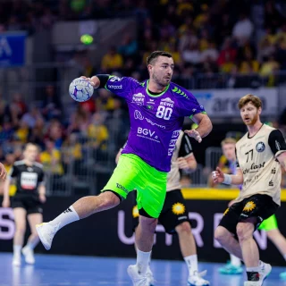 Jannik Kohlbacher im Sprungwurf zum Heimspiel gegen den BHC.