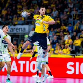 Jannik Kohlbacher beim Sprungwurf im Spiel gegen Wetzlar.