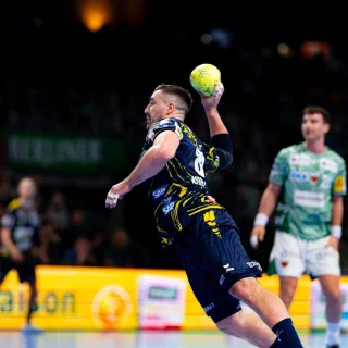 Jannik Kohlbacher im Wurf beim Spiel gegen Berlin.