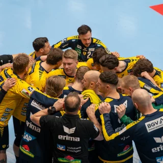 Die gesamte Mannschaft hat einen Kreis gebildet im Spiel gegen Eisenach.