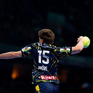 David Móré beim werfen im Spiel gegen Berlin.