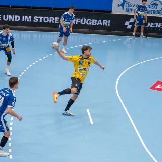 David Móré beim Sieben Meter Wurf im Spiel gegen Eisenach.