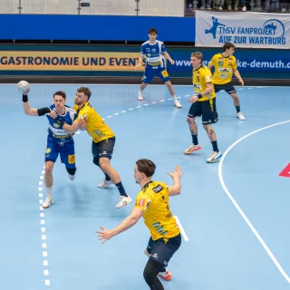 Steven Plucnar Jacobsen und Robert Timmermeister bei der Abwehr im Spiel gegen Eisenach.
