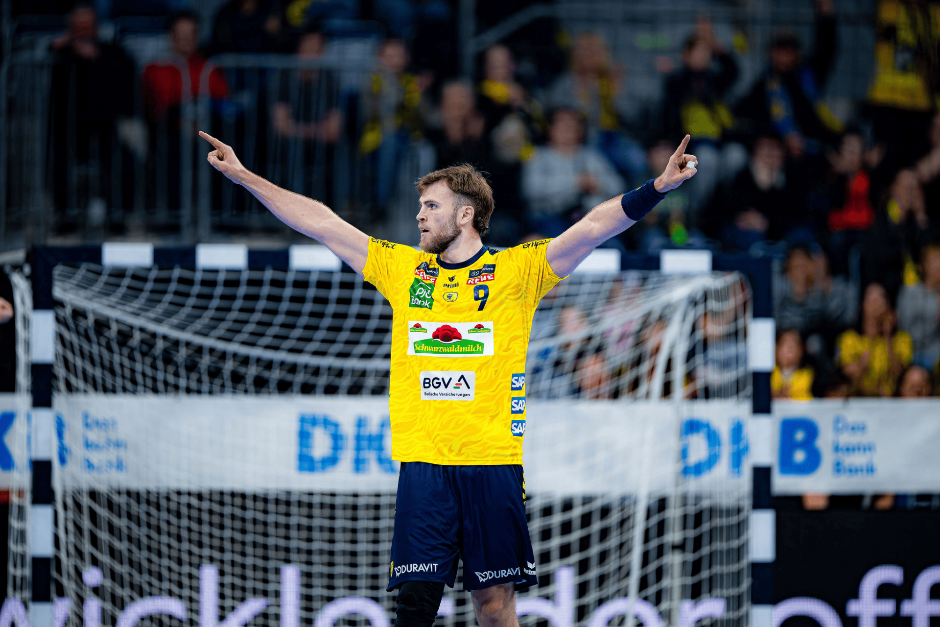 Steven Plucnar Jacobsen beim Jubel im Spiel gegen Wetzlar.