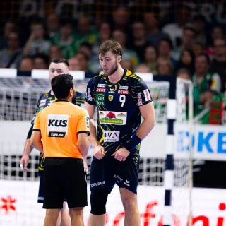 Steven Plucnar Jacobsen mit dem Schiedsrichter im Spiel gegen Berlin.