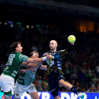 Lukas Sandell beim Sprungwurf im Spiel gegen Berlin.