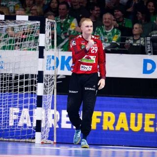 David Späth zeigt Freude mit der Faust im Spiel gegen Berlin.